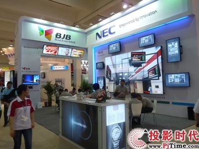 同輝佳視72英寸高亮戶外廣告機(jī)閃耀數(shù)字標(biāo)牌展，引領(lǐng)數(shù)字廣告制作新浪潮